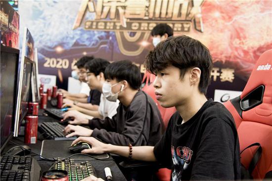 现出对足球 现出对足球